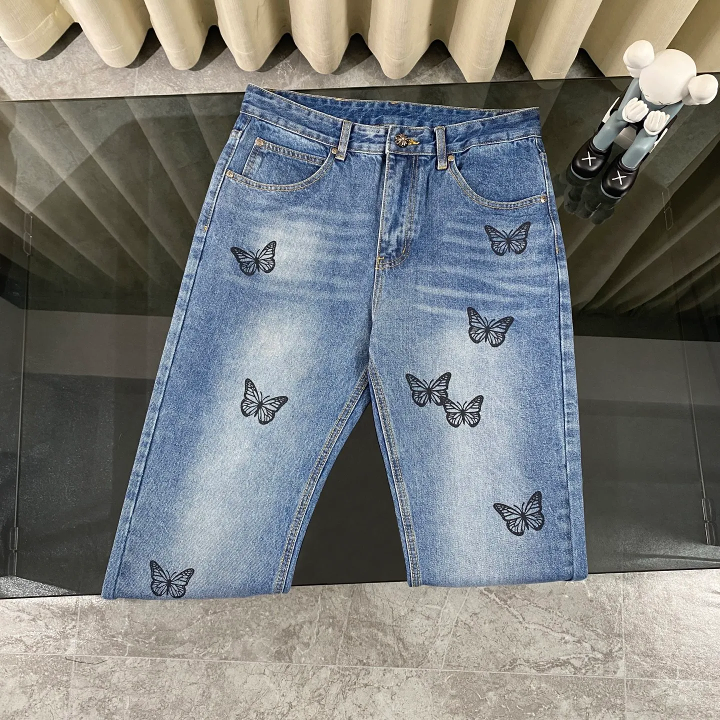 P230 Chrome Hearts 2025 new rare three-color butterfly print couple's washed loose jeans. High version, high version, top ceiling quality. Styles with different washed textures, very friendly to people with thin legs and thick legs. The straight version is very flattering to the leg shape. Moderate length that never goes out of style, easy to match with casual, basic styling for various styles, a must-have in the wardrobe! The fabric is stiff but also makes the upper body soft without losing texture. The washing process is even more perfect. It is a must-have item for everyone! ! ! Washed wheat, hang tag, pants label, three labels complete Color: blue Size: 28, 30, 32, 34